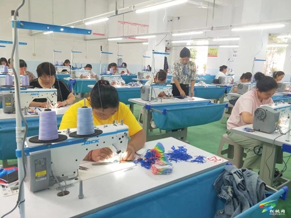 車間開在家門口 群眾變身上班族——烏羅鎮(zhèn)巧積玩具加工廠工資發(fā)放現(xiàn)場(chǎng)會(huì)
