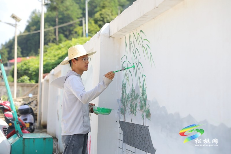 世昌街道：大學(xué)生暑期墻繪?扮靚美麗鄉(xiāng)村