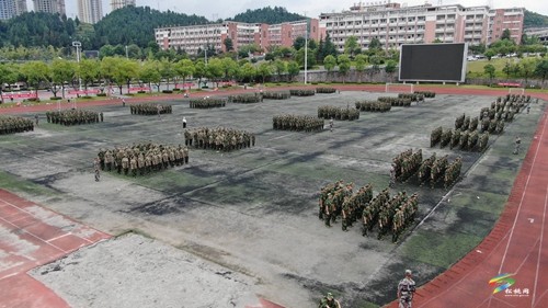 松桃民族中學(xué)近千名新生軍訓(xùn)開營(yíng)