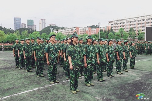 松桃民族中學(xué)近千名新生軍訓(xùn)開營(yíng)