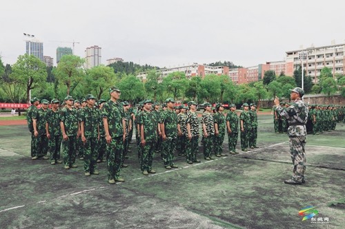 松桃民族中學(xué)近千名新生軍訓(xùn)開營(yíng)