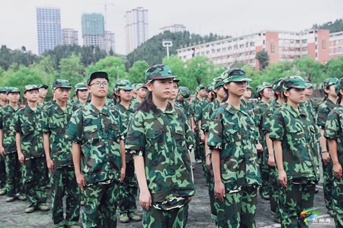 松桃民族中學(xué)近千名新生軍訓(xùn)開營(yíng)