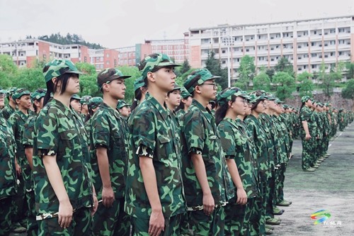 松桃民族中學(xué)近千名新生軍訓(xùn)開營(yíng)