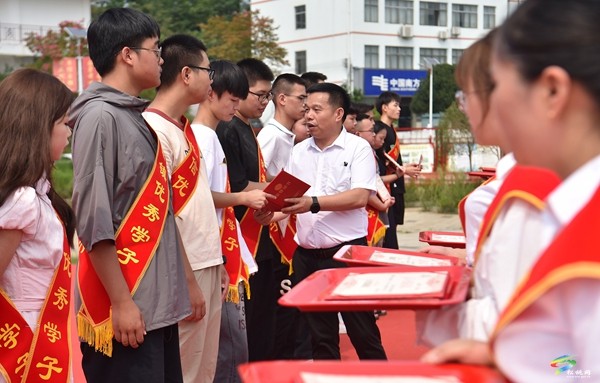 盤信鎮(zhèn)：金秋助學(xué)圓學(xué)子大學(xué)夢