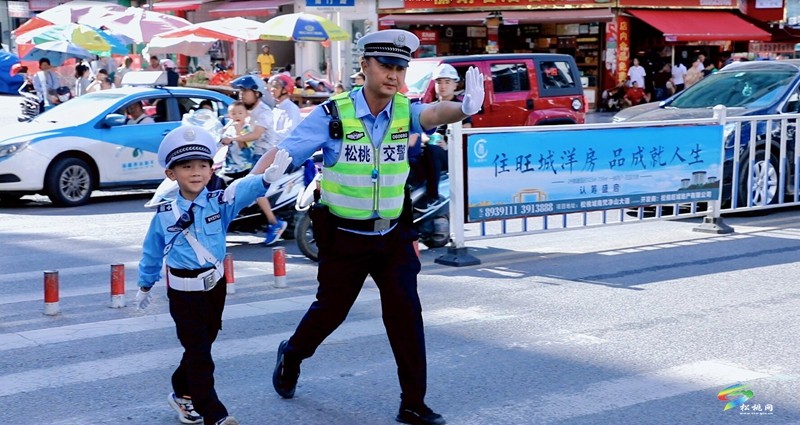 萌娃變身“小交警” 交通安全伴“童”行
