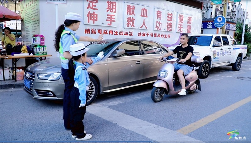 萌娃變身“小交警” 交通安全伴“童”行