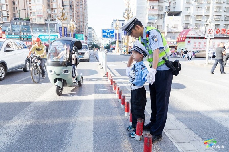 萌娃變身“小交警” 交通安全伴“童”行