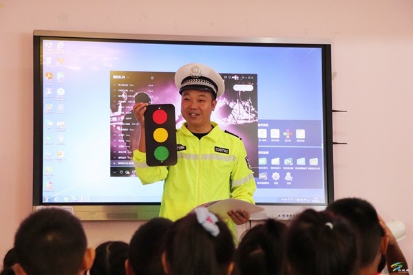 “幼”見交警、安全“童”行——松桃公安交警開展幼兒園交通安全宣傳活動(dòng)?