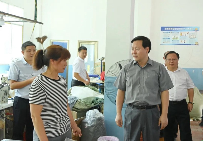 穆嶸坤到松桃苗族自治縣調(diào)研