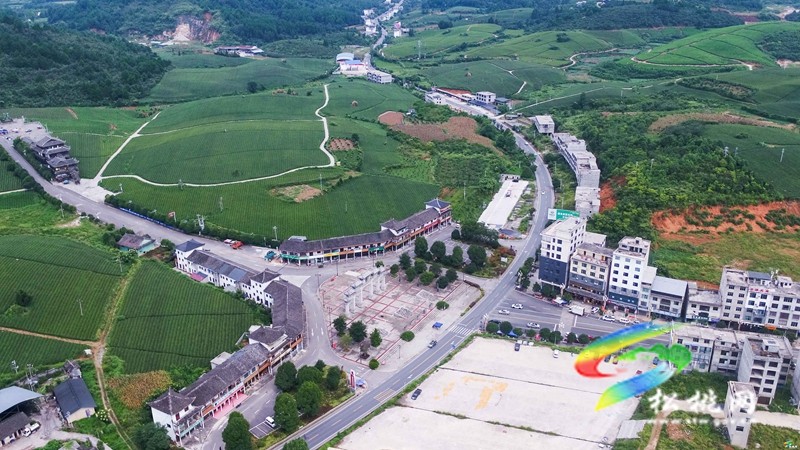 松桃：鄉(xiāng)村公路繪新景?風(fēng)光如畫展新顏
