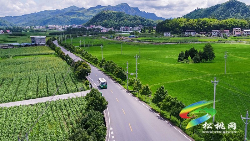 松桃：鄉(xiāng)村公路繪新景?風(fēng)光如畫展新顏