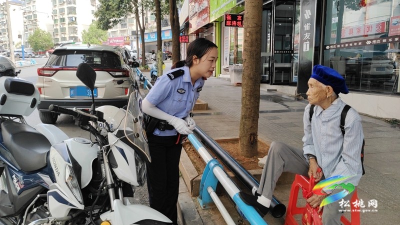 老人外出迷路！松桃交警耐心詢問幫其找到家人?