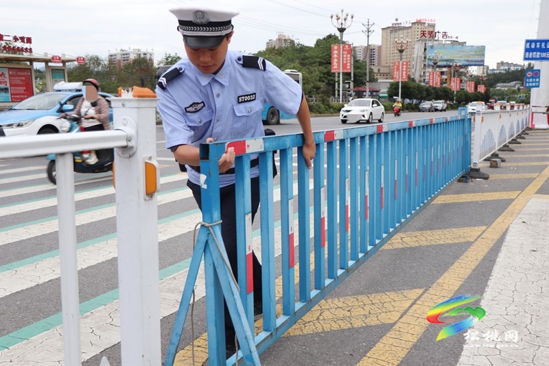 松桃交警大隊：筑牢校園交通安全?開展校園周邊交通秩序整治行動