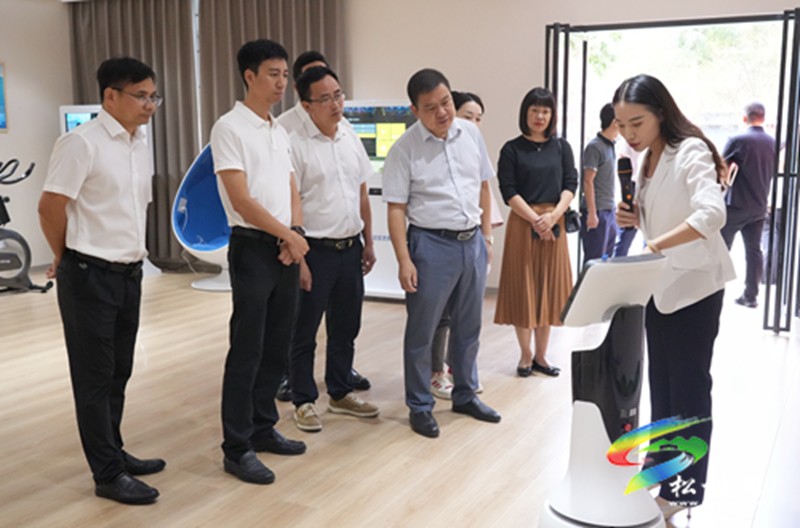 松桃第三高級中學(xué)舉行學(xué)生發(fā)展中心揭牌暨全縣師生心理健康測評項(xiàng)目捐贈儀式