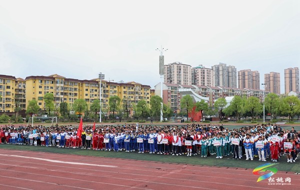 松桃第十屆中小學(xué)籃球三級(jí)聯(lián)賽開(kāi)幕式舉行