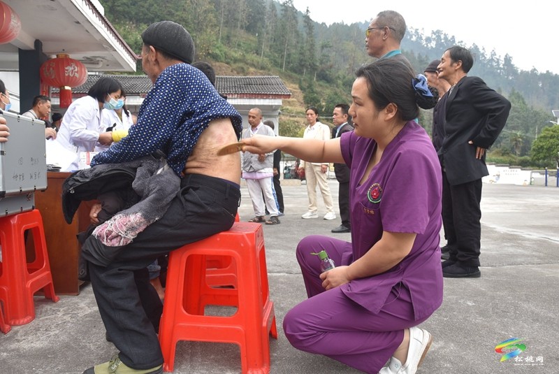 縣民族中醫(yī)院到平頭鎮(zhèn)敬老院開展中醫(yī)藥健康服務(wù)“敬老月”義診活動(dòng)