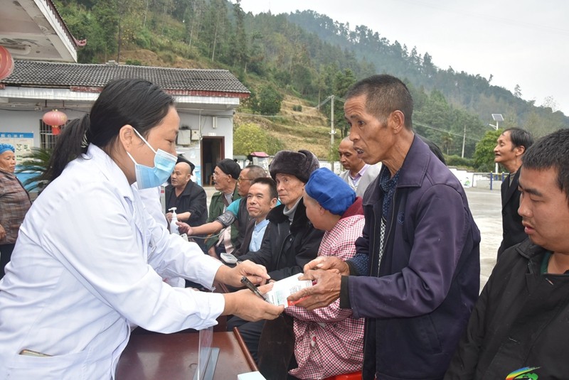 縣民族中醫(yī)院到平頭鎮(zhèn)敬老院開展中醫(yī)藥健康服務(wù)“敬老月”義診活動(dòng)
