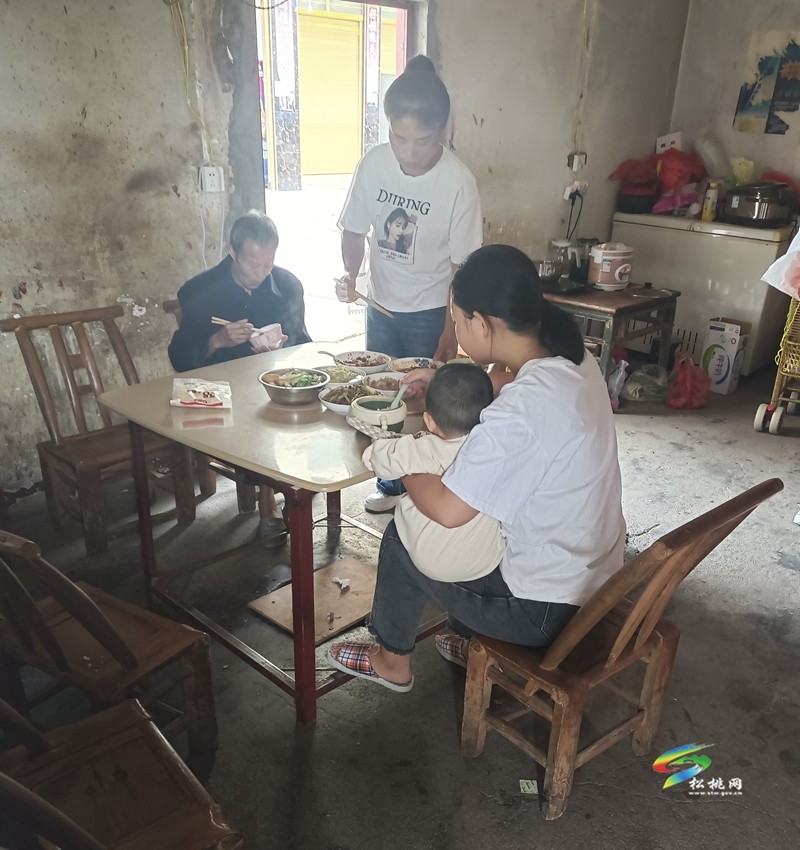 【松桃孝老愛親道德模范展播】龍江蘭：悉心照顧癱瘓婆婆