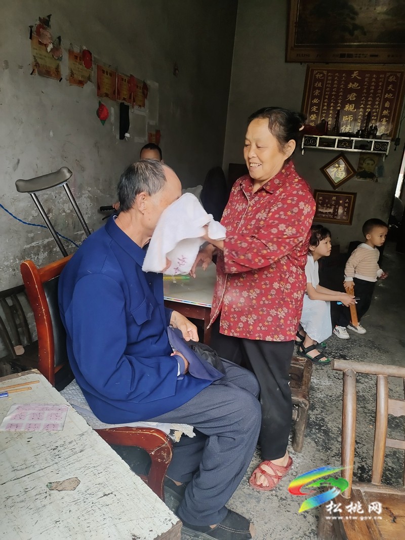 【松桃孝老愛親道德模范展播】李冬仙：雙手撐起一個(gè)家
