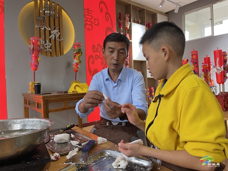 秀山陳建友：用龍鳳花燭點(diǎn)亮星光 助殘逐夢(mèng)