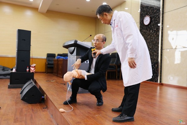 松桃舉辦體外除顫儀（AED）安裝啟動儀式暨“健康松桃·救在身邊”健康公益講座