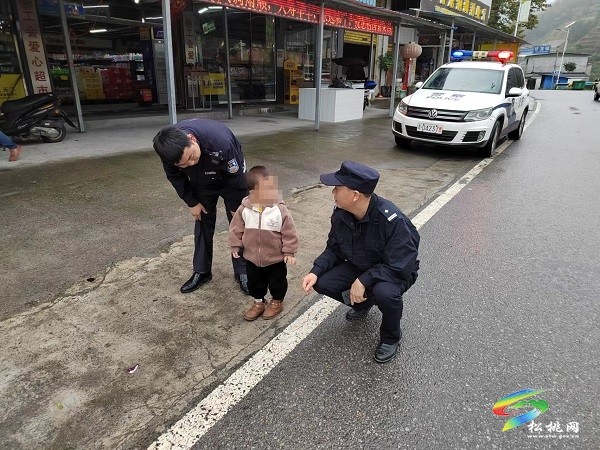 松桃公安:萌娃貪玩不慎迷路,民警暖心幫其找到家人