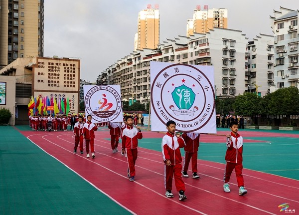 童心冬運?強(qiáng)身筑夢——縣第一完小2023年冬季趣味運動會開幕