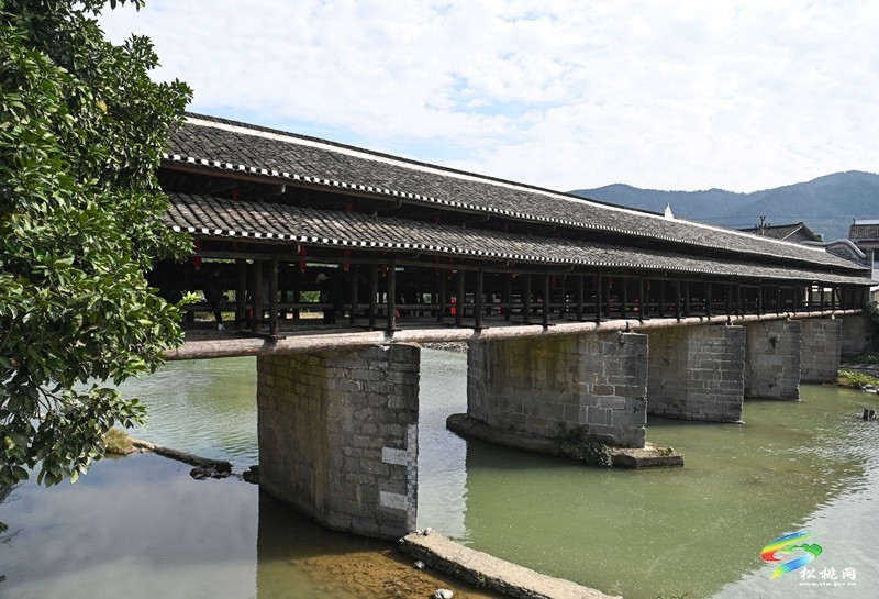 第四屆重慶市少數(shù)民族攝影展暨秀山自治縣第一屆民族攝影藝術(shù)展開幕