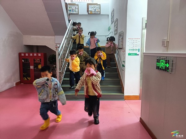 縣第二幼兒園開展消防安全疏散演練活動