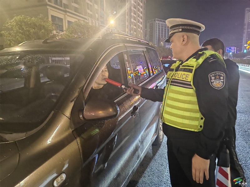 凈化道路安全環(huán)境,松桃交警常態(tài)化夜查酒駕