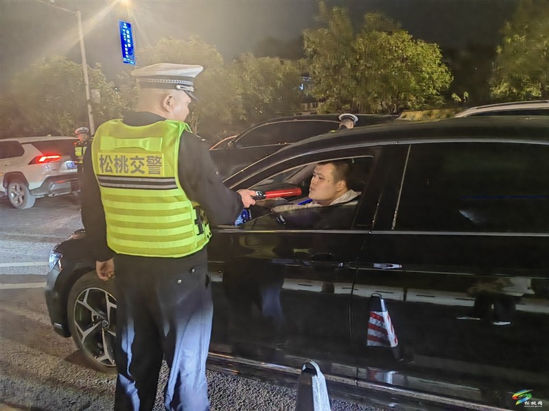 凈化道路安全環(huán)境,松桃交警常態(tài)化夜查酒駕