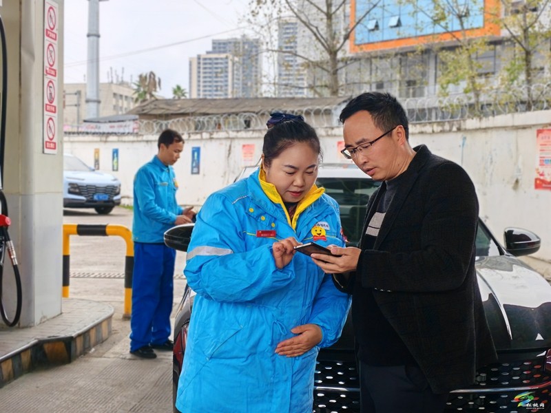 縣總工會(huì):貼近職工送“油”惠 普惠服務(wù)入人心