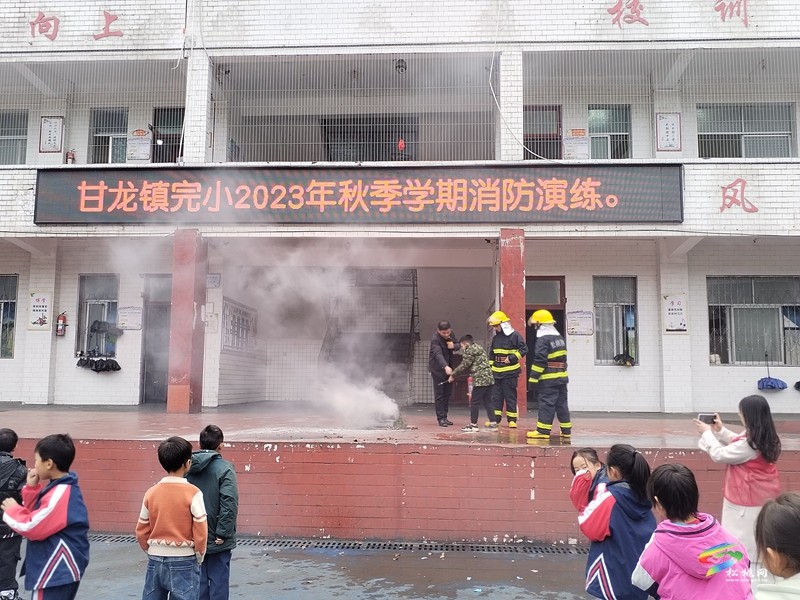 甘龍鎮(zhèn)組織開展消防演練暨道路交通安全知識(shí)宣傳活動(dòng)