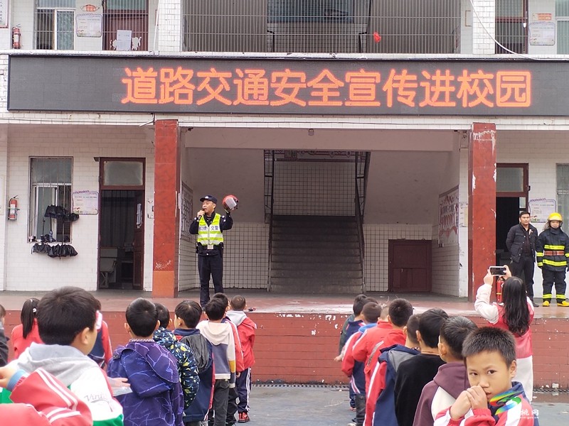 甘龍鎮(zhèn)組織開展消防演練暨道路交通安全知識(shí)宣傳活動(dòng)