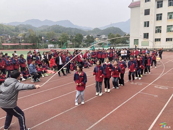 寨英鎮(zhèn)中學舉辦第十七屆冬季田徑運動會