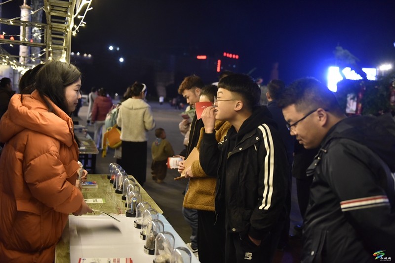 松桃開展反詐禁毒“小夜市”宣傳活動