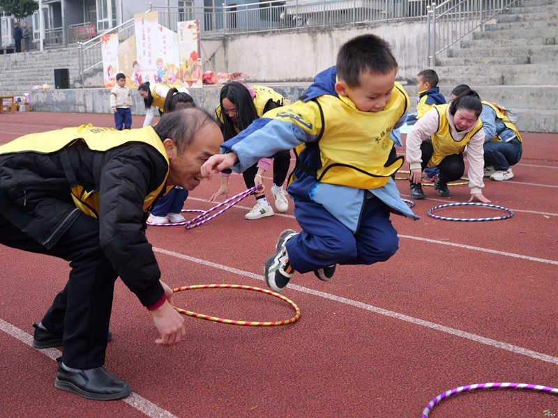 大坪場(chǎng)鎮(zhèn)幼兒園舉辦第四屆親子運(yùn)動(dòng)會(huì)