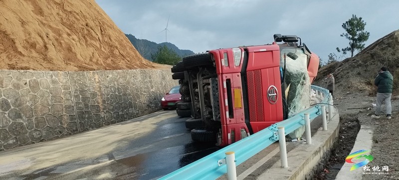 松桃：現(xiàn)役軍人勇救貨車司機(jī)