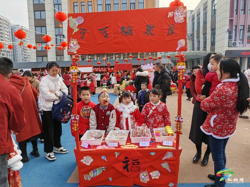 縣第七幼兒園開(kāi)展“趕年集.尋年味”2024年慶元旦活動(dòng)