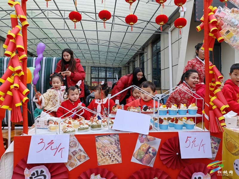 縣第七幼兒園開(kāi)展“趕年集.尋年味”2024年慶元旦活動(dòng)