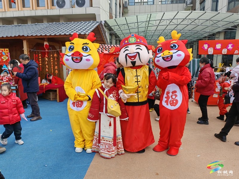 縣第七幼兒園開(kāi)展“趕年集.尋年味”2024年慶元旦活動(dòng)