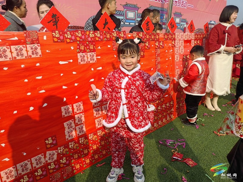 縣第七幼兒園開(kāi)展“趕年集.尋年味”2024年慶元旦活動(dòng)