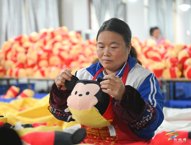 松桃：元旦假期 企業(yè)開(kāi)足馬力忙生產(chǎn)