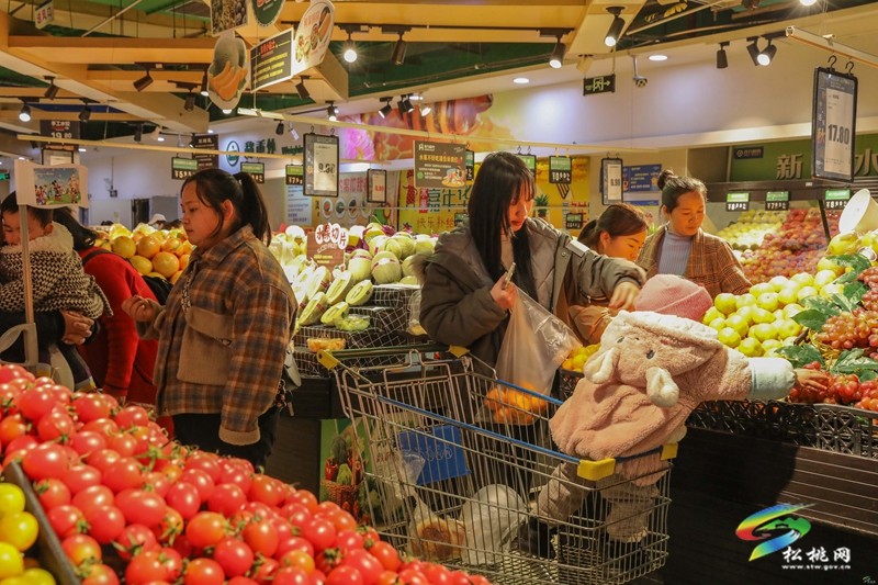 松桃：買年貨迎新春 商家備足貨源迎新年