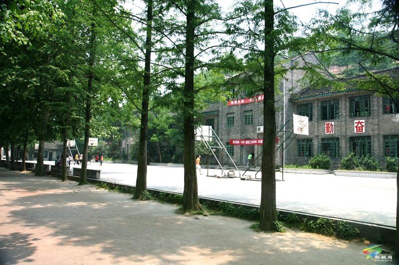 櫛風(fēng)沐雨九十載??春華秋實滿庭芳——松桃民族中學(xué)建校九十年