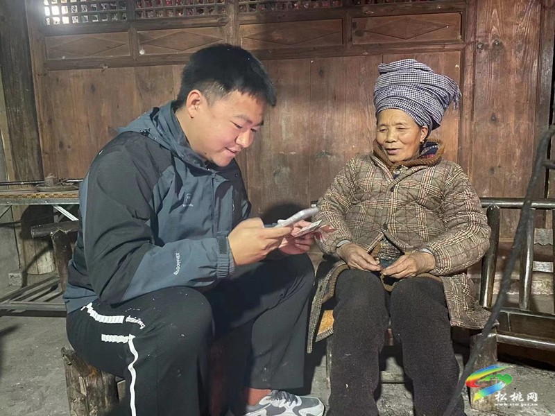 【學(xué)思想 強(qiáng)黨性 重實(shí)踐 建新功——辦實(shí)事 解民憂】  松桃盤石：上門“面對(duì)面”服務(wù)擦亮黨員先鋒底色