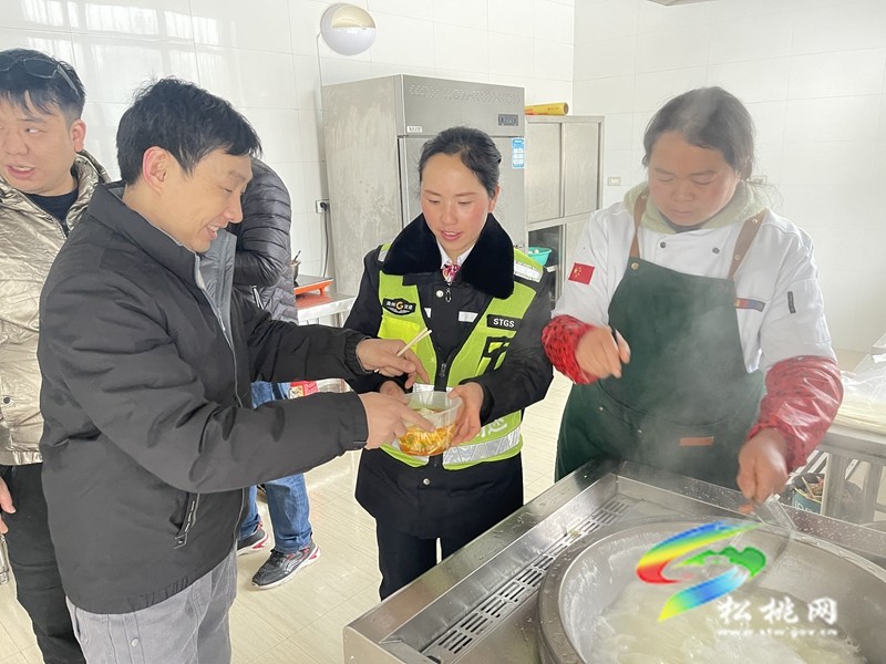 以雪為令  聞雪而動 ——松桃志愿服務隊為群眾安全出行保駕護航