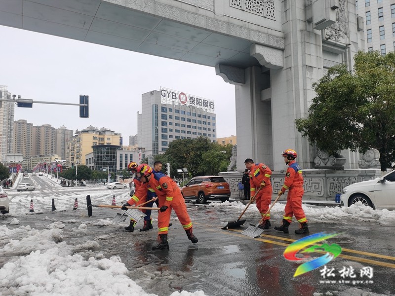 以雪為令  聞雪而動 ——松桃志愿服務隊為群眾安全出行保駕護航
