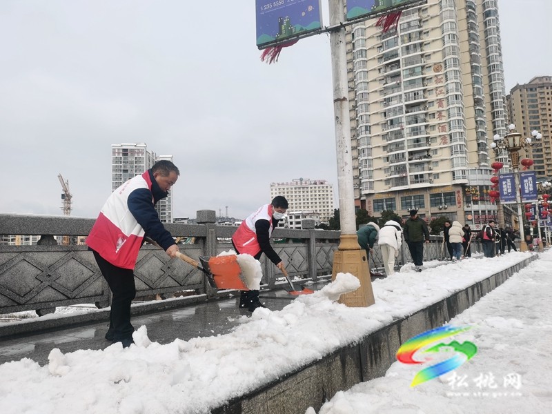 以雪為令  聞雪而動 ——松桃志愿服務隊為群眾安全出行保駕護航