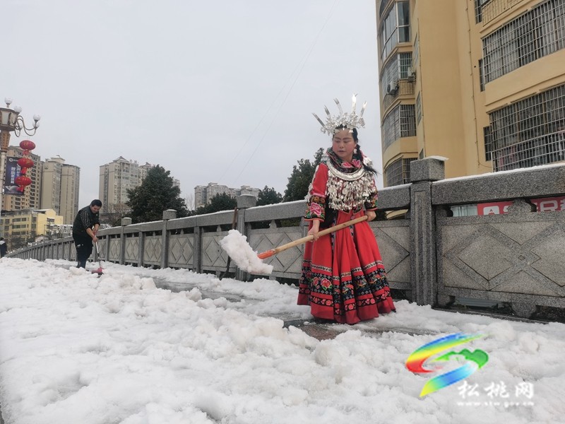 以雪為令  聞雪而動 ——松桃志愿服務隊為群眾安全出行保駕護航